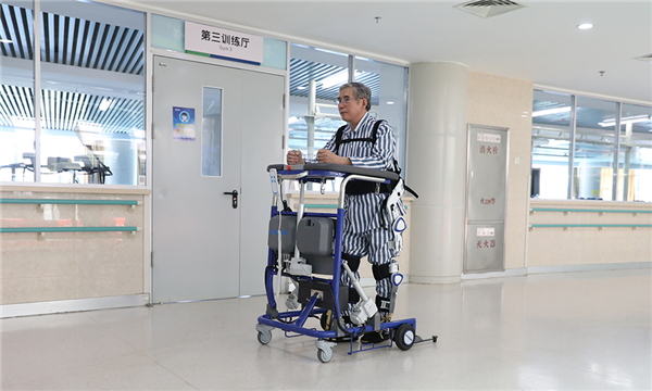 （图）sunbet官网下肢表骨骼训练器可共同医院天轨悬吊系统或助行器，援手用户发展康复训练2.jpg