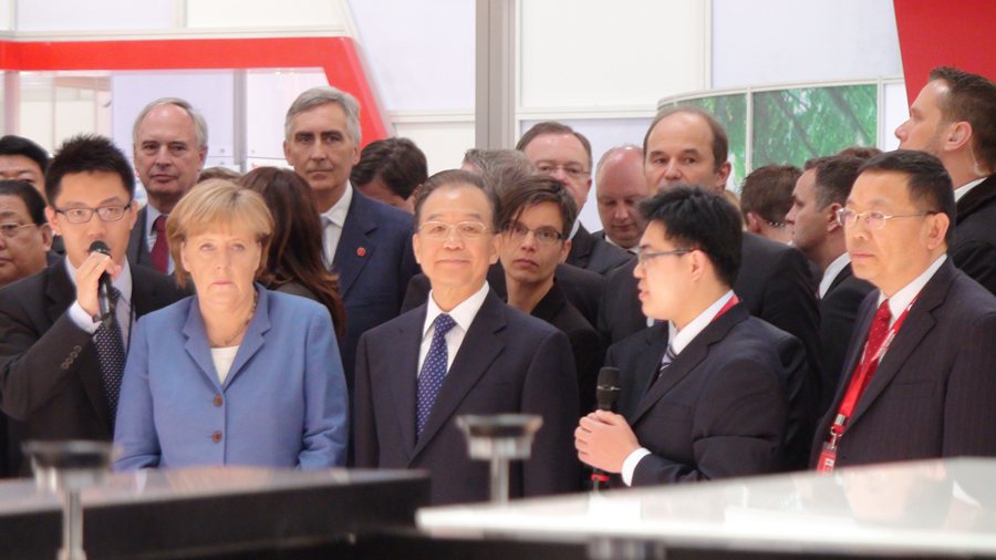 时任国度总理温家宝和德国总理默克尔莅临sunbet官网展位