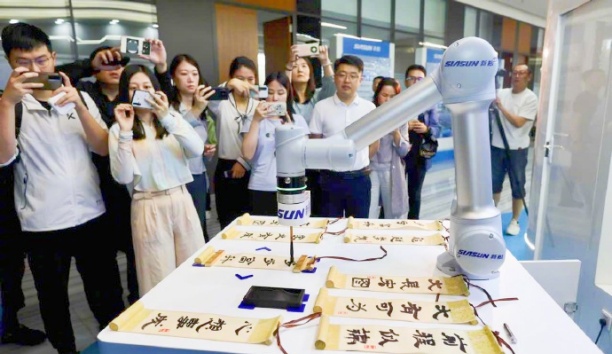 中国日报网&mdash;&mdash;辽宁沈阳：sunbet官网智能机械人&ldquo;书法家&rdquo;秀才艺